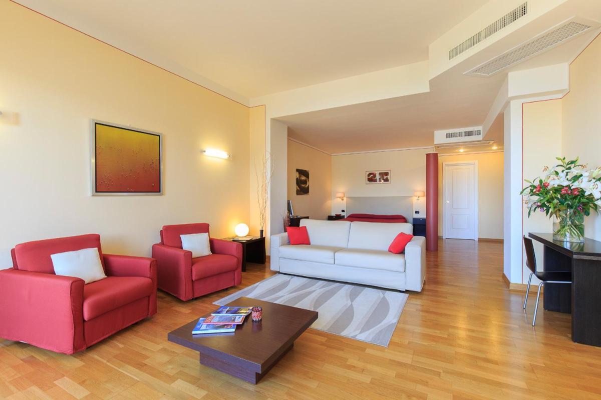 Hotel Residence La Luna Nel Porto สเตรซา ภายนอก รูปภาพ