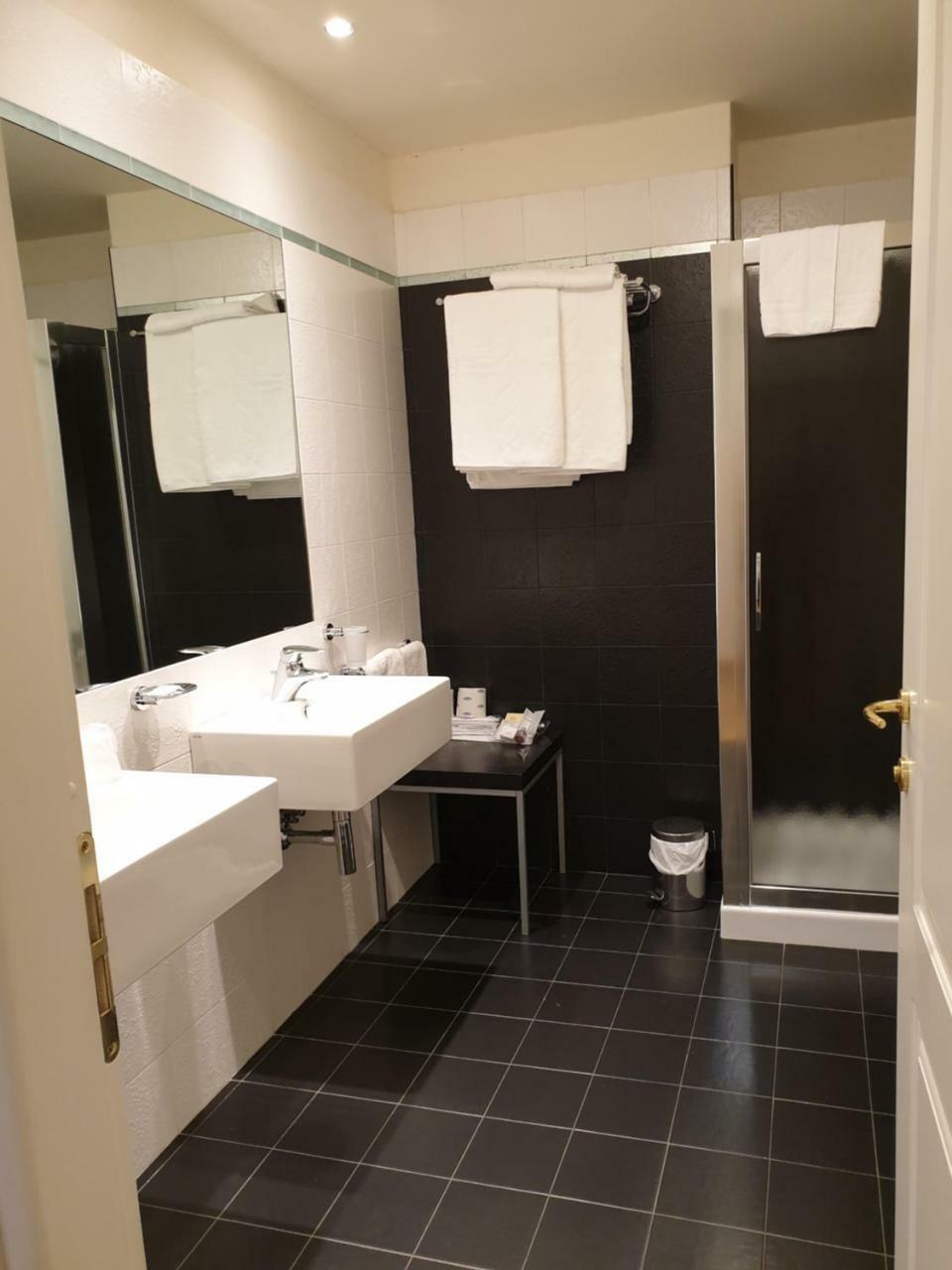 Hotel Residence La Luna Nel Porto สเตรซา ภายนอก รูปภาพ