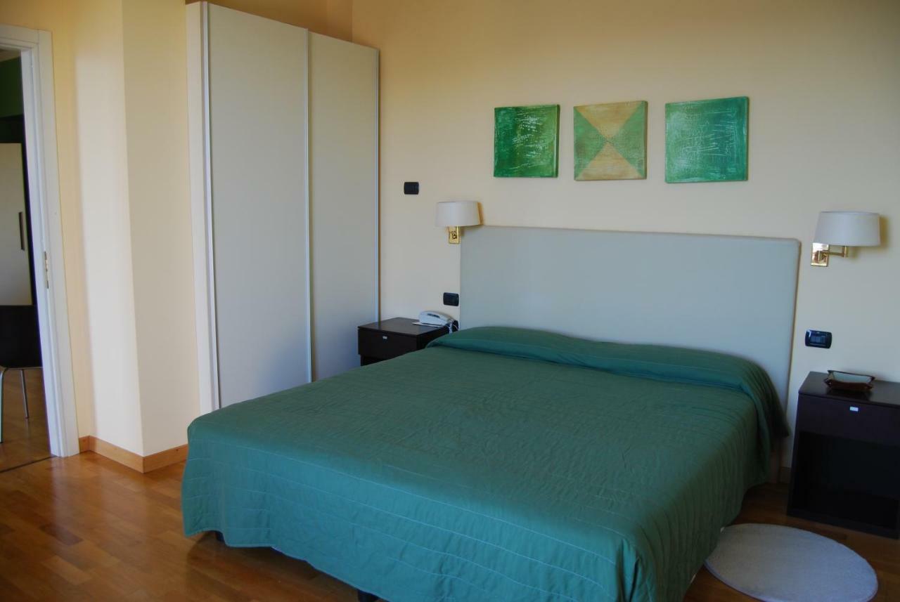 Hotel Residence La Luna Nel Porto สเตรซา ภายนอก รูปภาพ